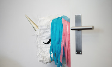 Einhorn aus Papier im Lagerraum